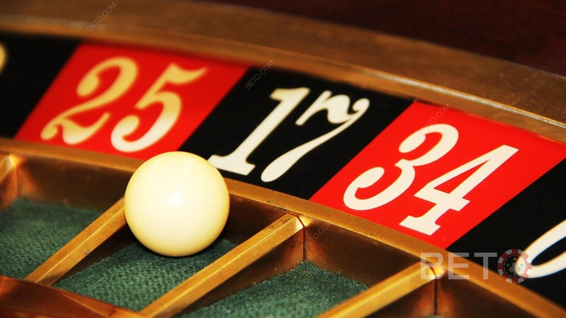 Immagine ravvicinata delle palle di vetro del gioco della roulette professionale.