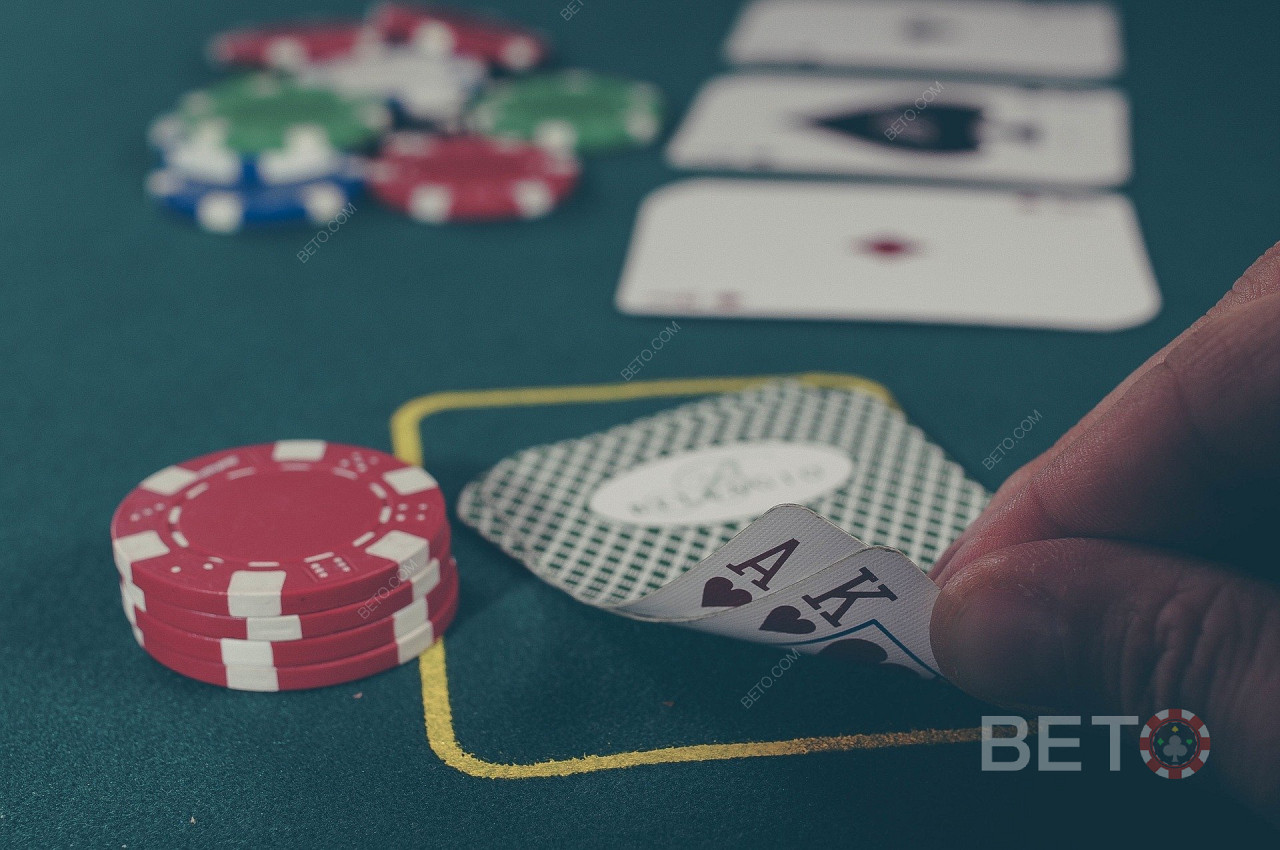 Per contare le carte e giocare a blackjack è necessaria una strategia di base.