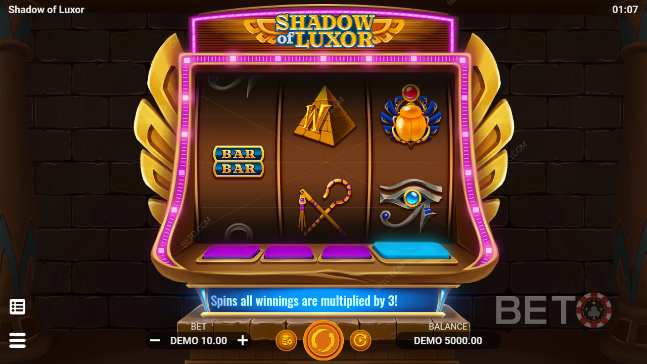 Una slot machine a tre rulli con simboli classici e tematici in Shadow of Luxor